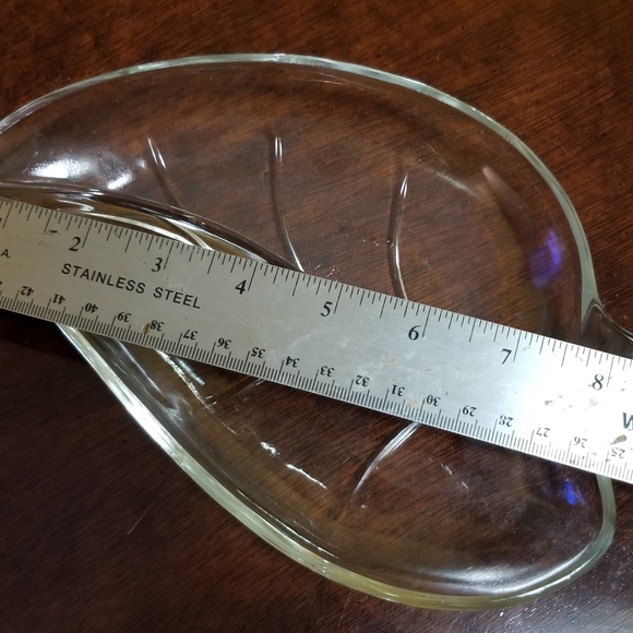 VINTAGE CLEAR GLASS LEAF SHAPED W DIVIDED CENTER PERFECT FOR CANDY/RELISH/VANITY - Picture 3 of 6